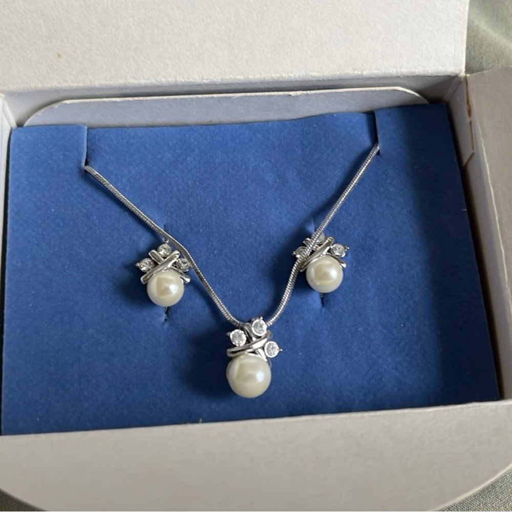 2002 Avon Pearlesque & Crystal giftSet